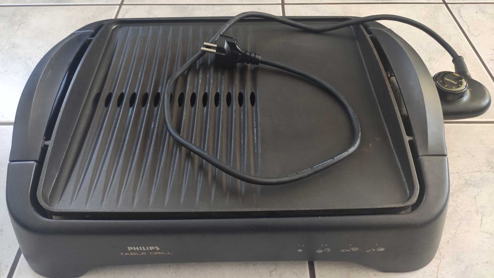 Продавам бездимна, незалепваща скара Philips HD4427