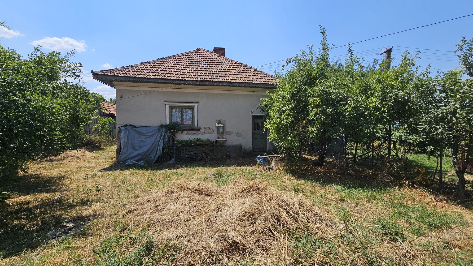 Vând casa bătrâneasca 60 m.p + 1174 mp teren, comuna Tigveni,