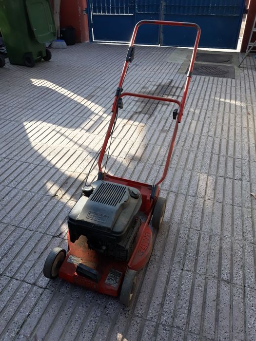 Mașină de tuns iarbă marca SABO preț. 520 lei.