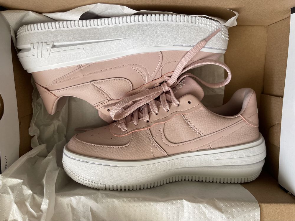 Vand Nike Air Force 1 noi, model Platform