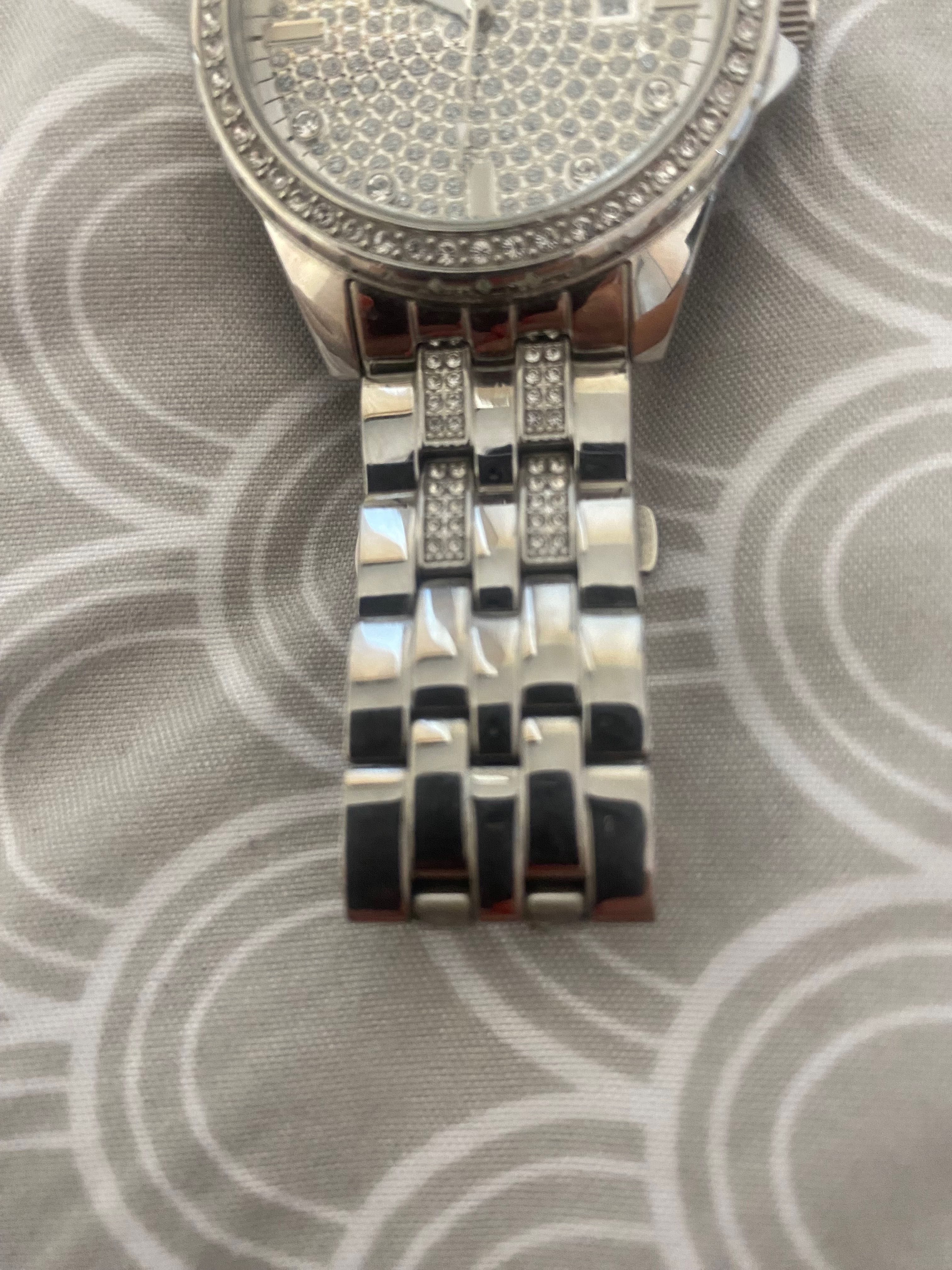 Часовник Guess в отлично състояние