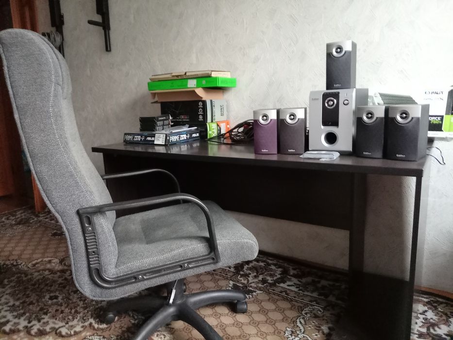 Офисное кресло и стол