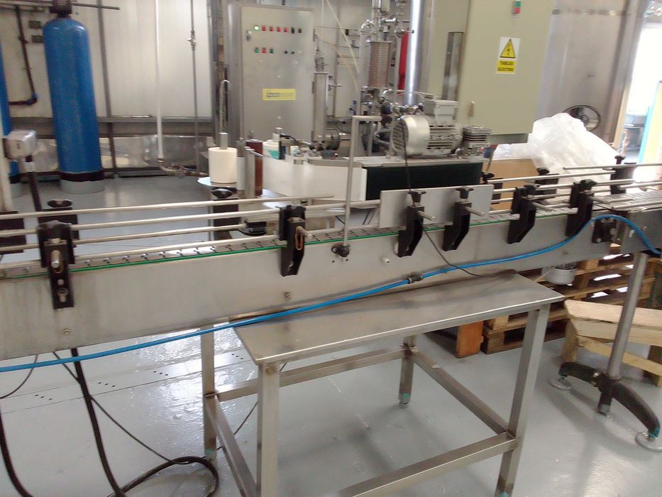 Linie semiautomata imbuteliere la peturi 0,5-2L 1000-2000 BPH