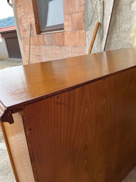 Дървен шкаф за хол