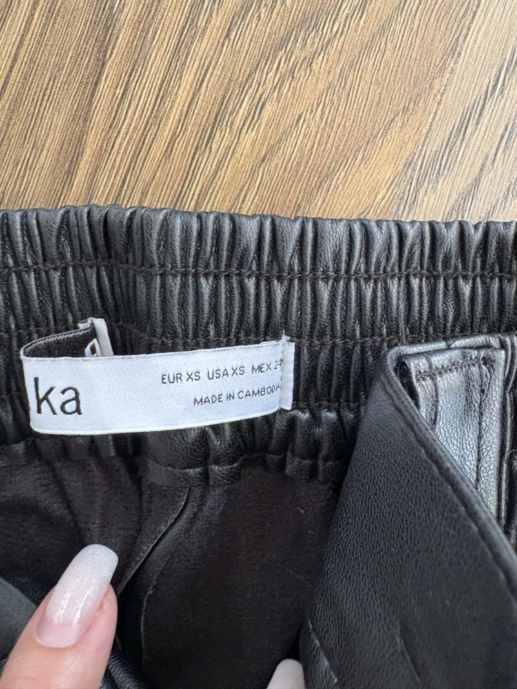 Кожен карго панталон с ластик Bershka