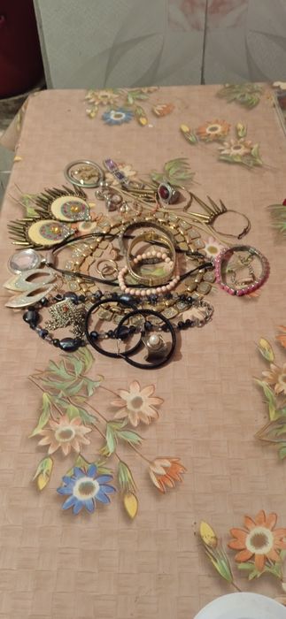 Diferite bijuteri lănțișoare brățări cercei