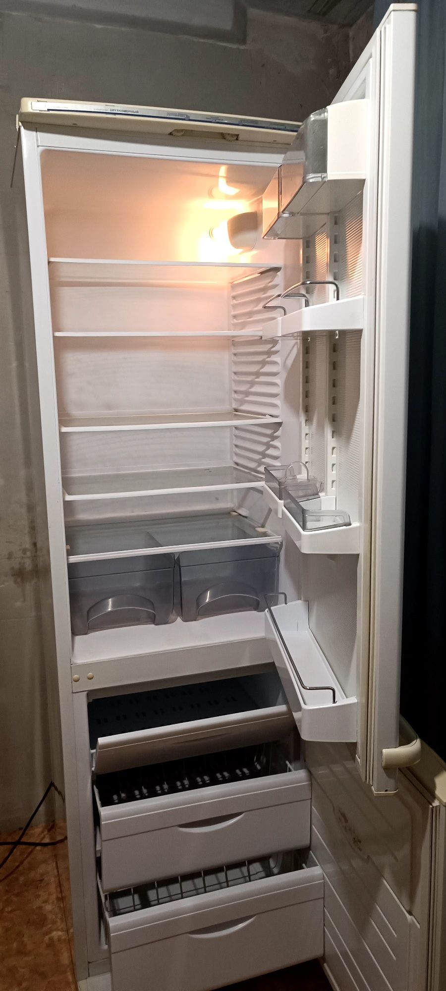 Продается холодильник марки "Атлант" .