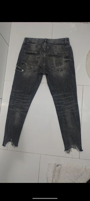 Blugi negri rupți cu imprimeu „Poetic Work” – stil urban modern