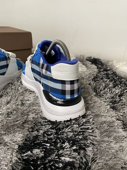 adidasi burberry