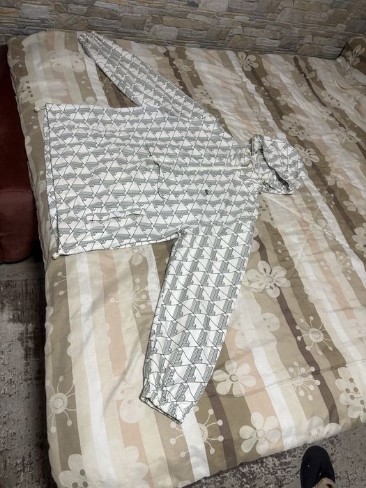 Оригинално яке ветровка лакоста лимитирана серия монограм