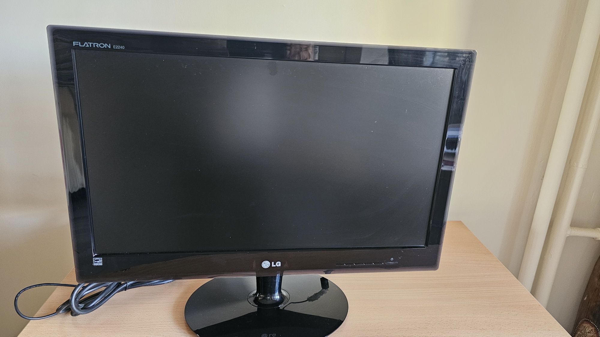 Монитор LG екран 55см 22 инча