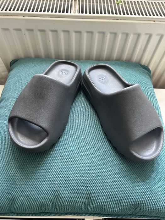 Vand Yeezy slides noi