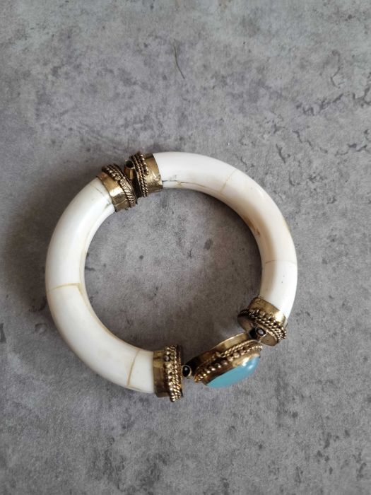 гривна във винтидж стил със син камък