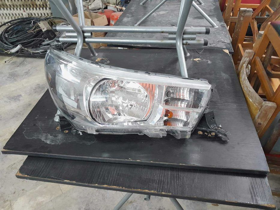 Десен фар за Toyota Hilux