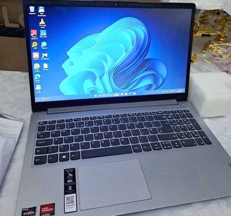 Ноутбук сотилади. Lenovo Ryzen 3  7320