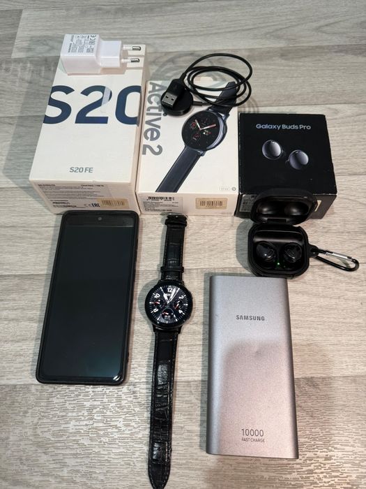 Samsung S20 FE в комплекте часы,наушники и Power Bank.