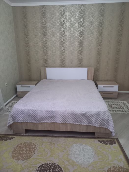 Продам кровать и две тумбочки