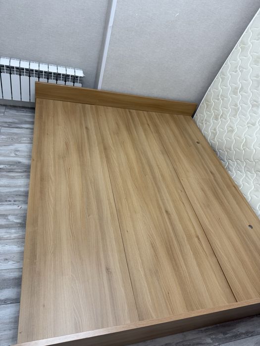 Деревянная кровать + матрас.