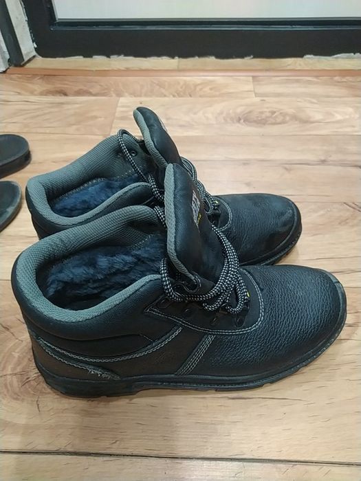 Продам зимний спец обувь 42размер