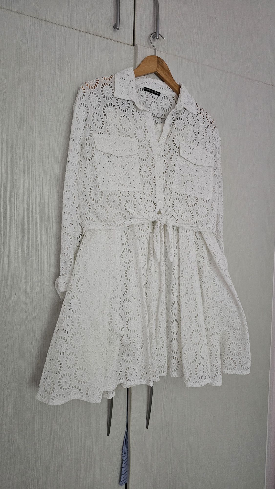 Дамски костюм рязане бродерия Guess.