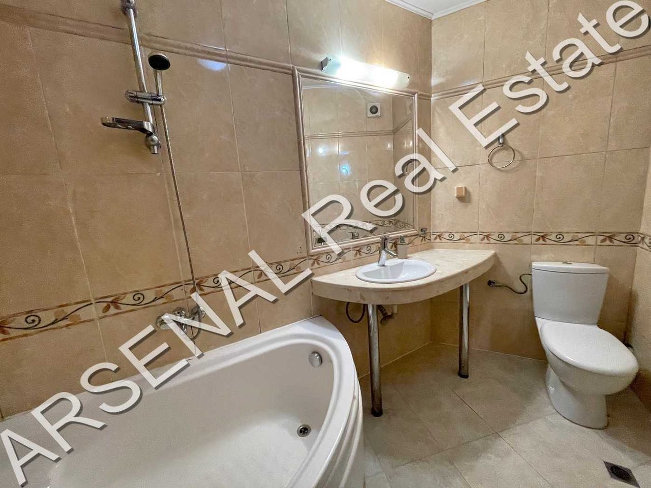 Дава се под наем Тристаен апартамент в София, Витоша - 150 кв.м за 1000 € - Снимка #9