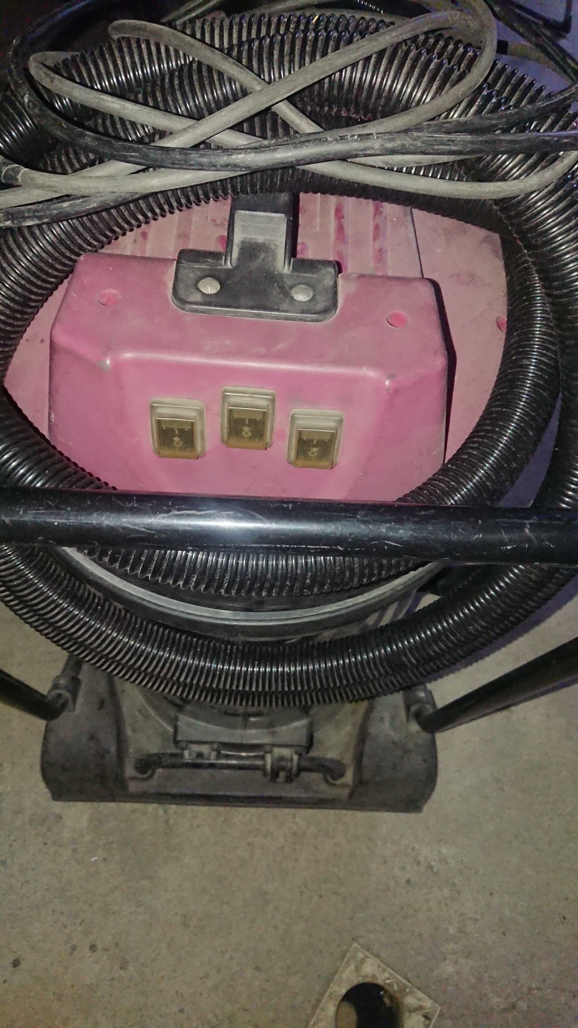 Aspirator PROFESIONALde 3kw.cu 3 motoare a 1000w ,umed-uscat, Italia.