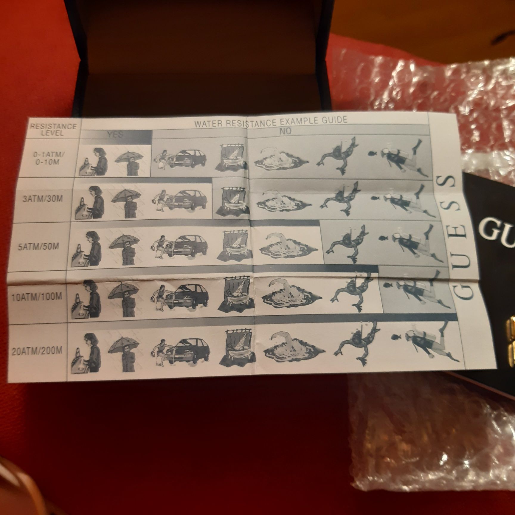 Дамски часовник Guess с камъни модел W0335L3