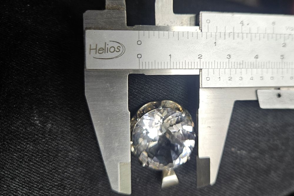 Сребърна Висулка с голям топаз.