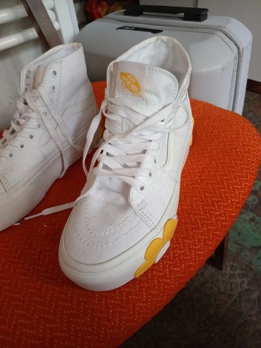 Teniși albi cu flori