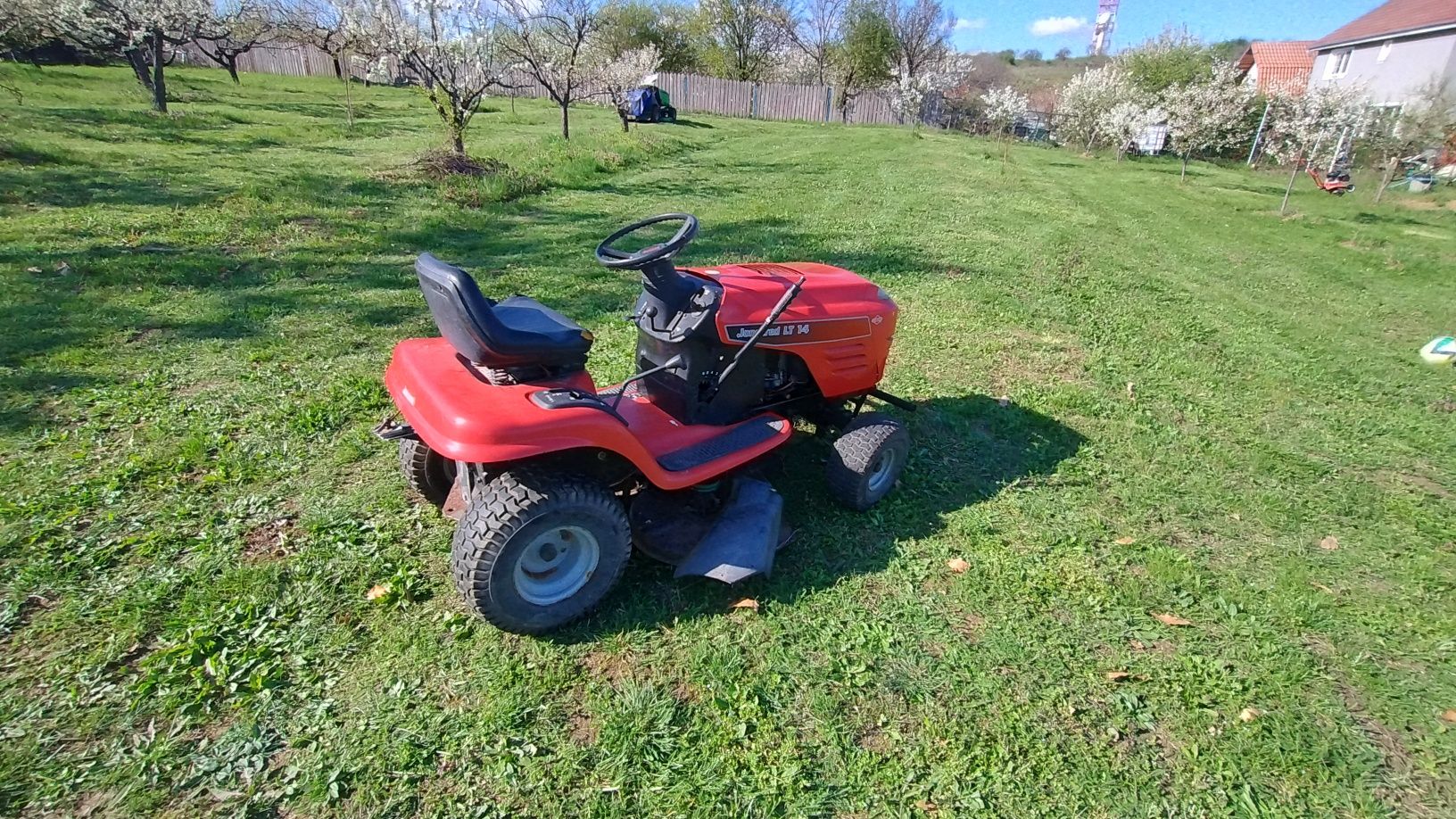 Tractoras tuns iarba Jonsered LT14