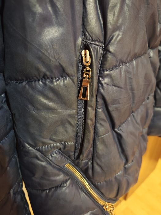 Тъмно синьо зимно яке с пухена качулка