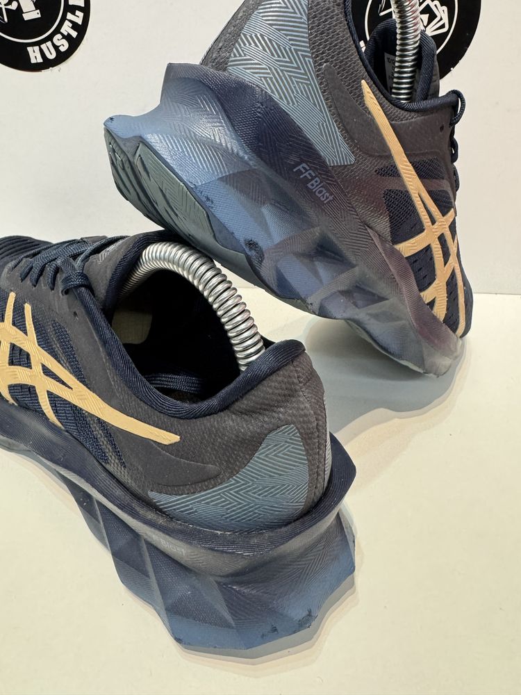 Маратонки ASICS GEL NOVABLAST . Номерация 38