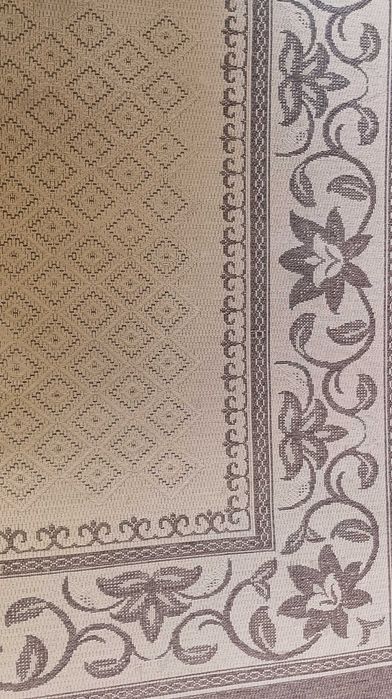 Продавам килим. Размер около 2.5-3.5 м.