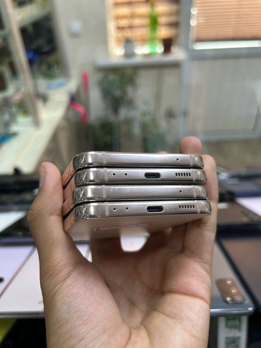 Samsung galaxy z flip 4 5G 8/256gb holati ideal