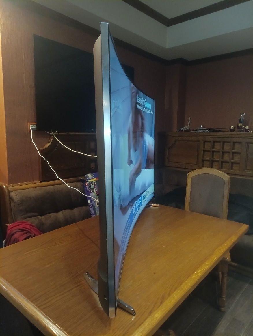 Телевизор SAMSUNG 65 инча 65" Извит екран 4K QLED 3D Перфектен!!