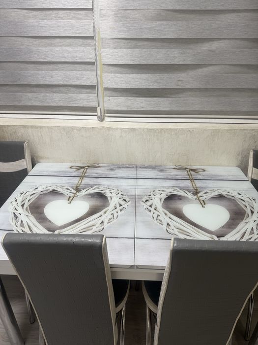 Продаю Кухонный стол со стульями 25000