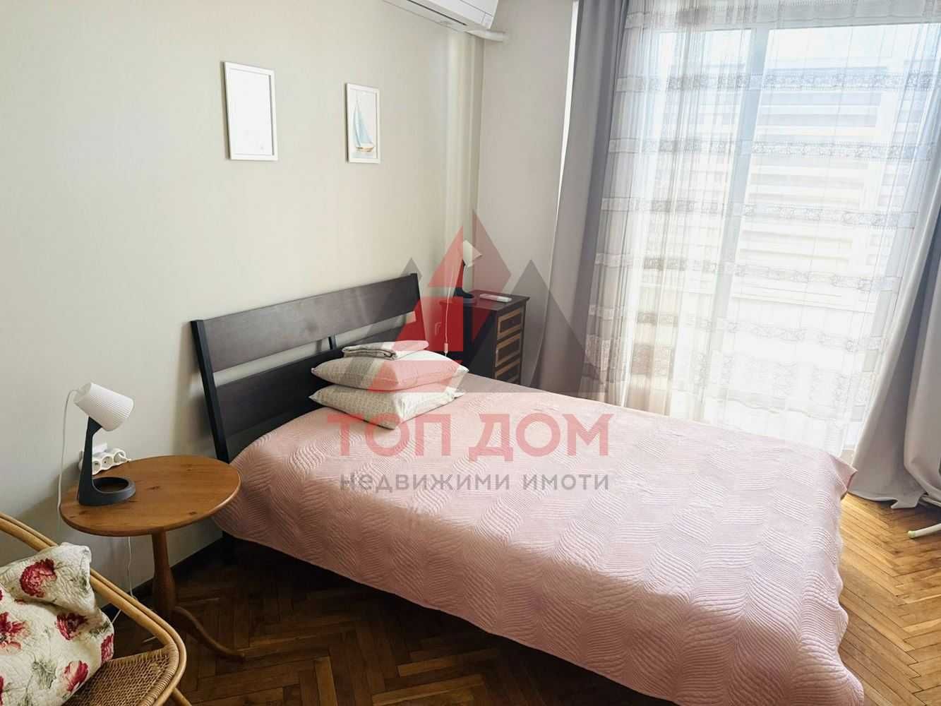 Тристаен! Център! Първи етаж! Свободен от 10.09! Код 75403