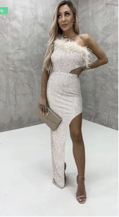 Елегантна рокля с пера и пайети