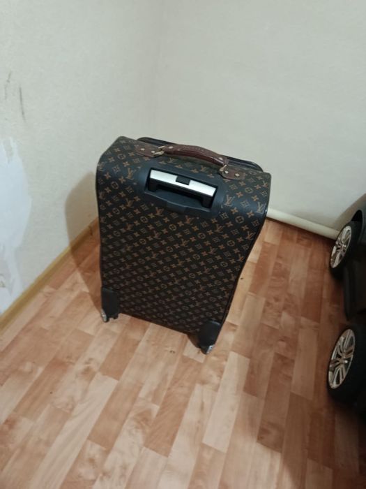 Продам чемодан в отличном состоянии
