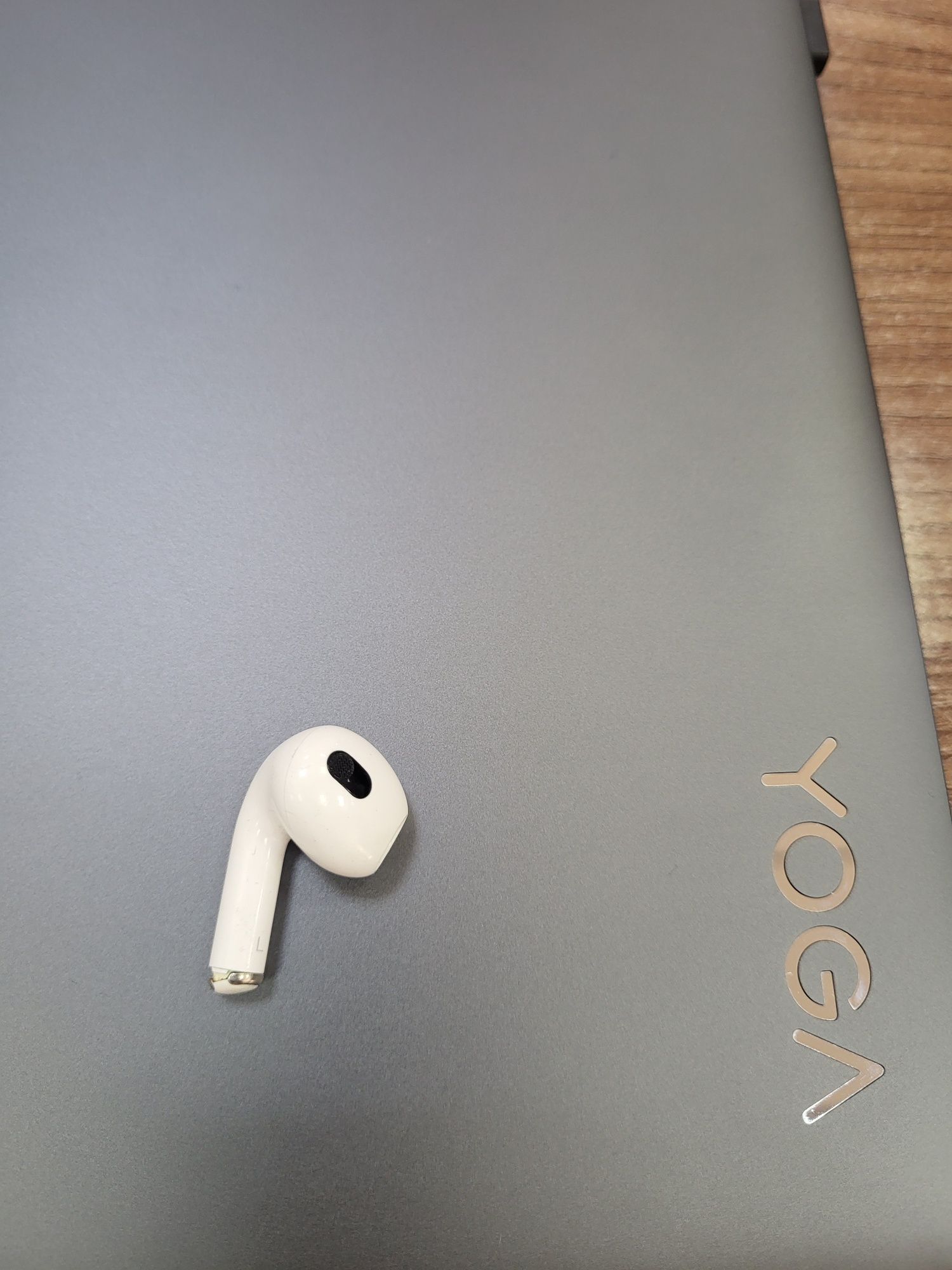 Продам один наушник airpods