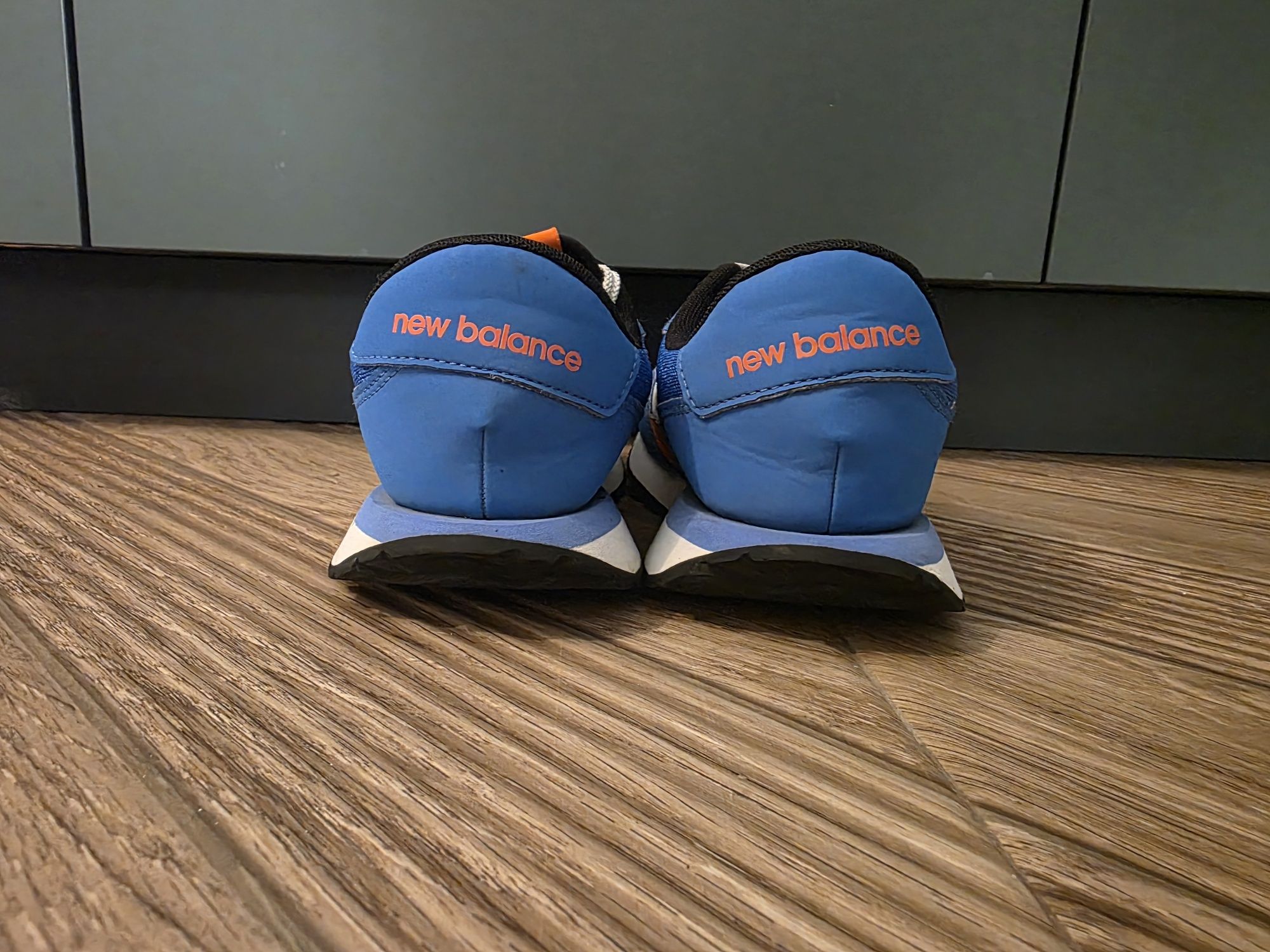 Дамски маратонки New Balance 327