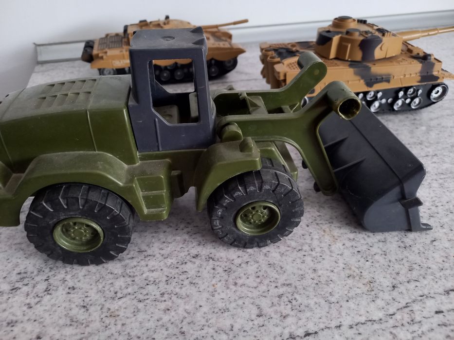 Colectie 2 tancuri+tractor marca Noriel, cu actionare lumini si sunet