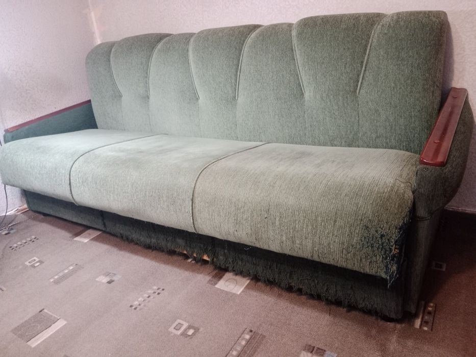 Диван для гостиной раскладной в хорошем состоянии