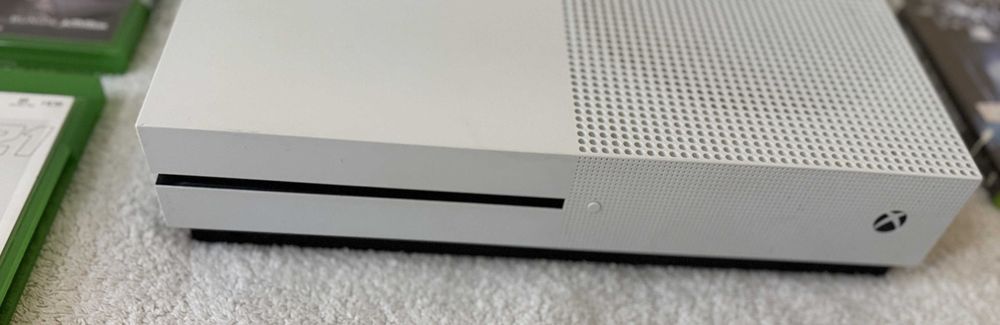 Xbox One S 4K + 4 игри
