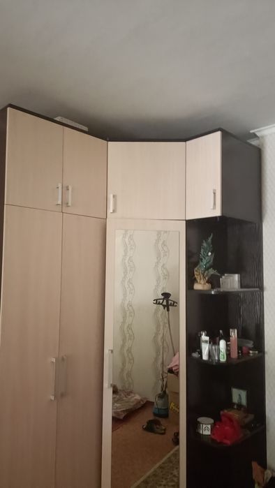 Продаю угловой шкаф -купе на ножках