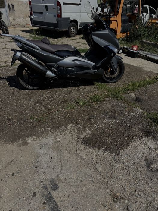 Yamaha T-max скутер