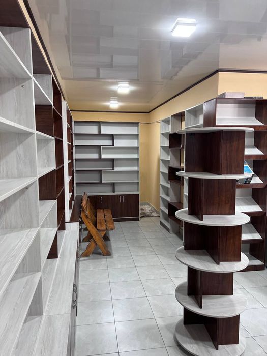 Китоб дукон учун ясалган полкалар