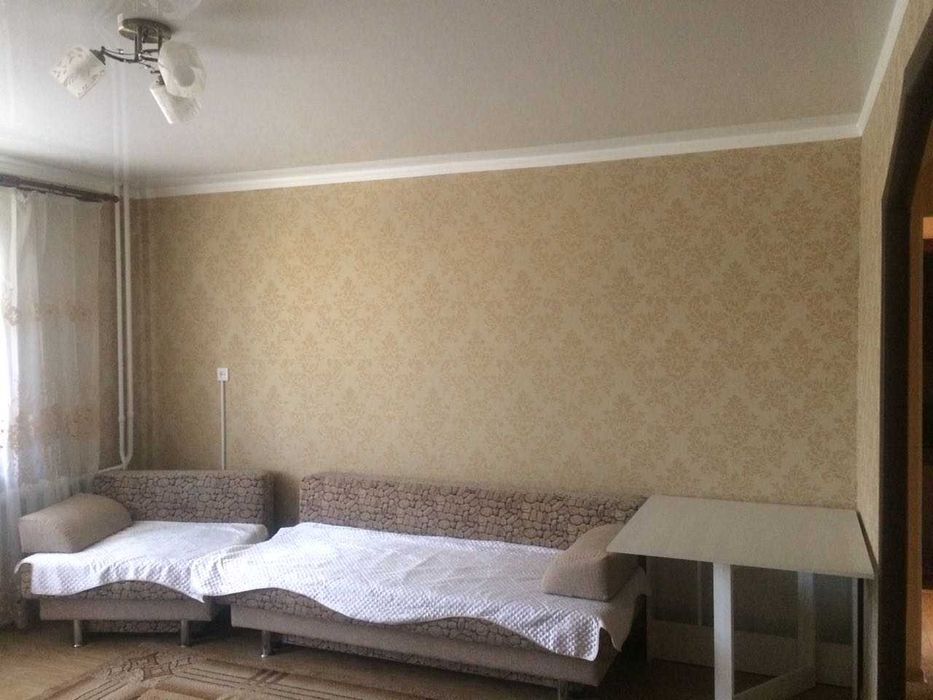 квартира 3-х комнатная в центре 2 этаж не угловая.