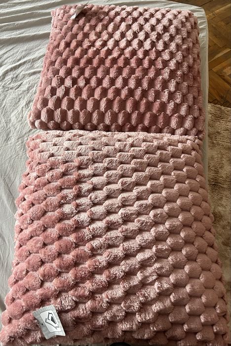 Големи нови розови възглавници