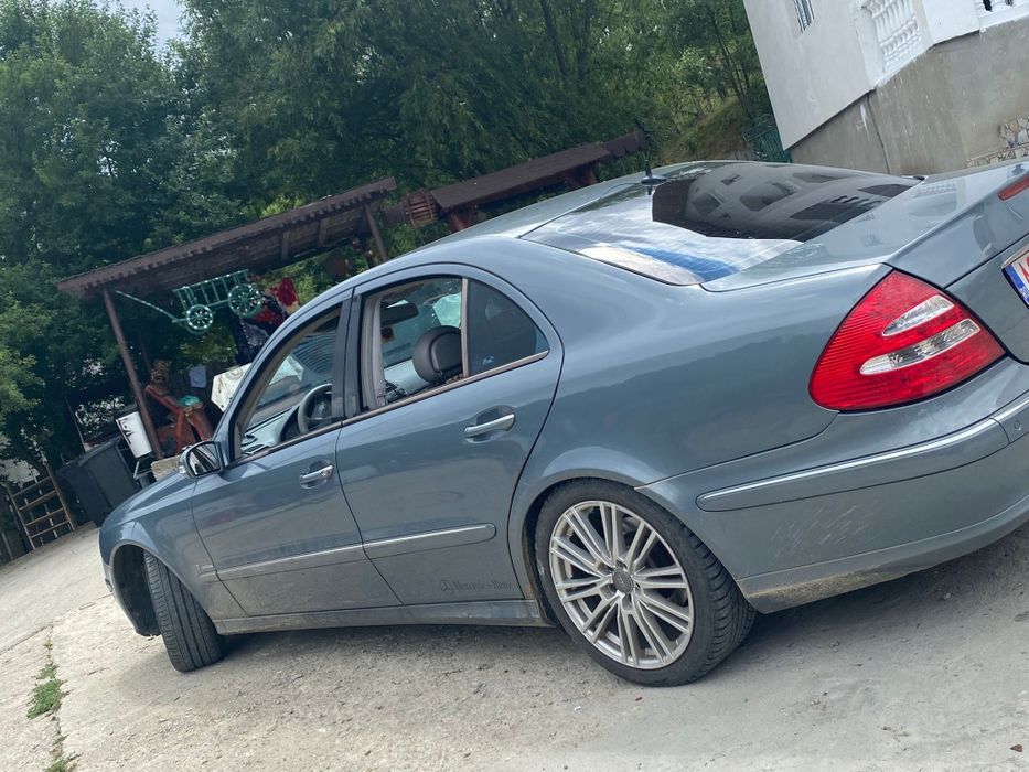 Vând Mercedes E Class în stare bună de funcțiune